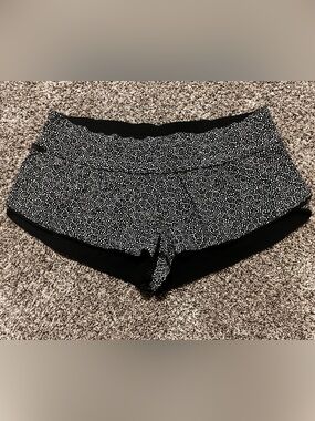 Lululemon Surf Short II in Freckle Flower Black White / Black Sz 8
